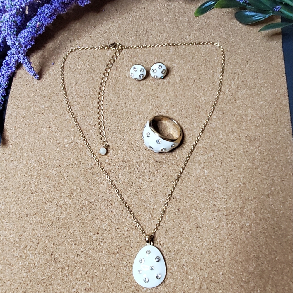 Set Neckleces, Earrings and Ring size:10 Gold/White